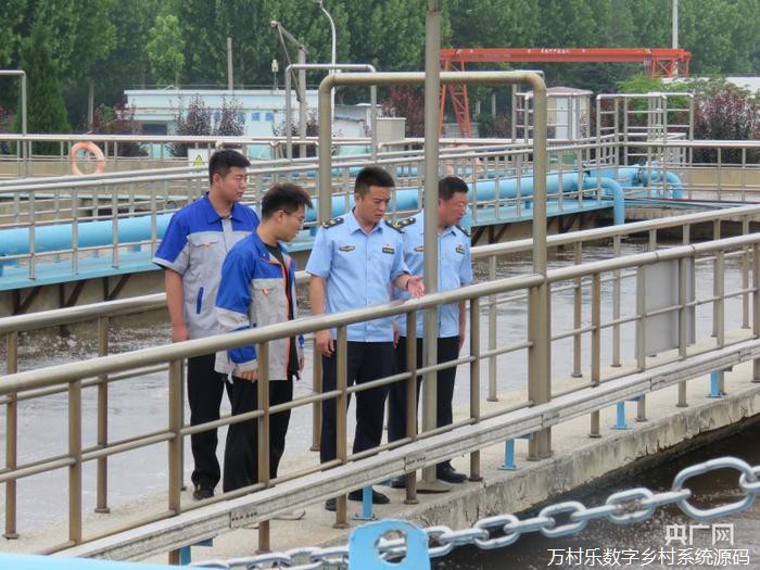 济南市生态环境局平阴分局工作人员在平阴县水务发展有限公司一厂内进行巡查（央广网发 实习生刘洁柠 摄）